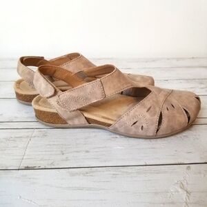 Earth Origins Birdine Leather Casual Round Toe Slip-On Sandals